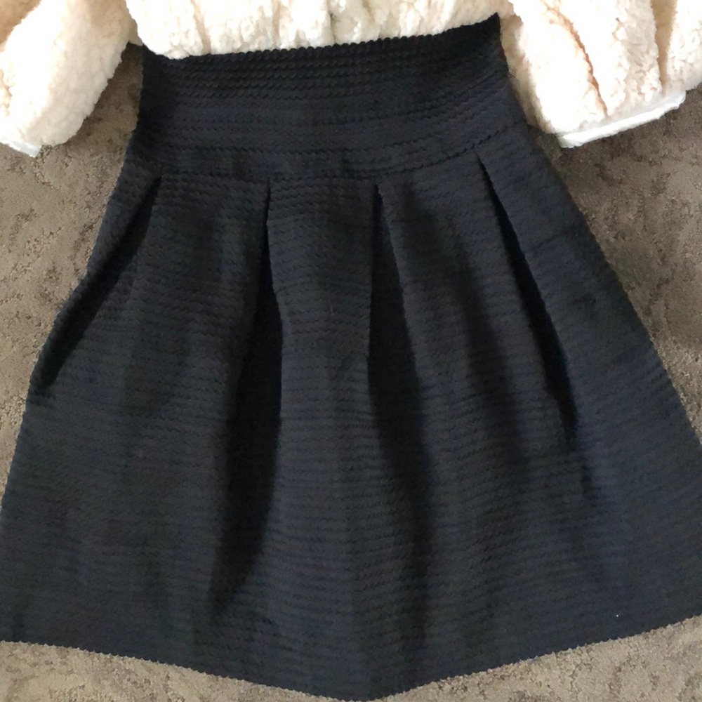 Black vintage looking skirt - Picture 3 of 6
